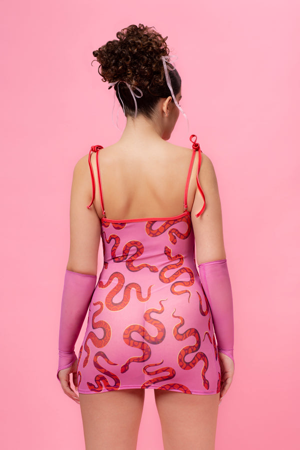 Hugs And Hisses Kleid mit Wasserfallausschnitt