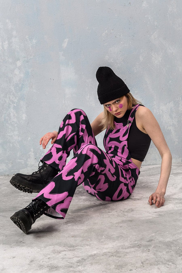 Mit Tag versehene Latzhose